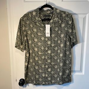 Gorgeous medium size short sleeve shirt